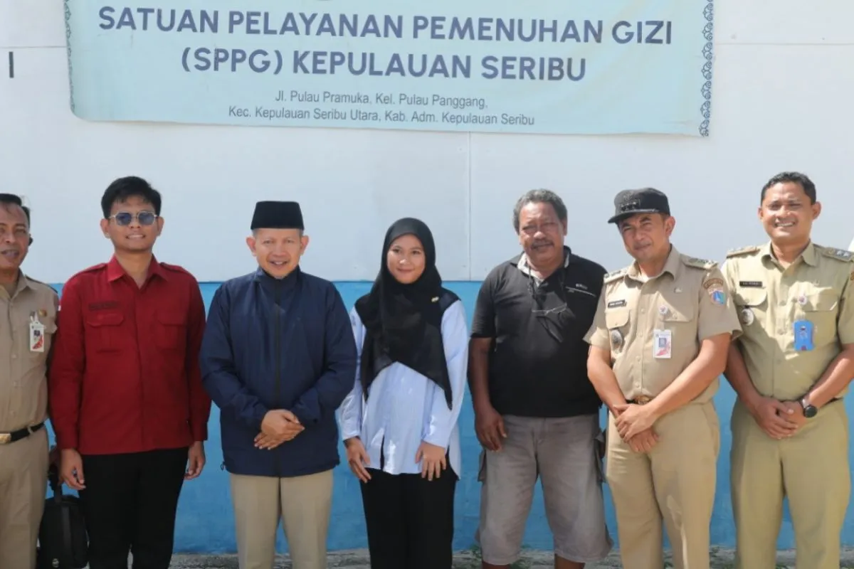 Bupati Kepulauan Seribu Muhammad Fadjar Churniawan Saat mengunjungi dapur Makanan Bergizi Gratis (MBG) di Pulau Pramuka pada Selasa (27/5/2025)