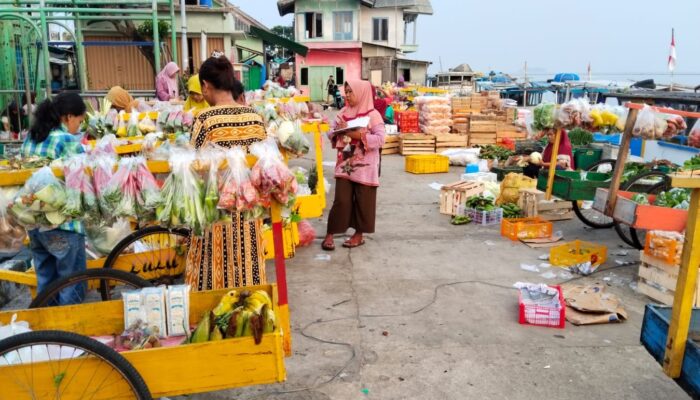 Dianggap Menggangu, Pedagang Sayur Desak Lokasi Tetap