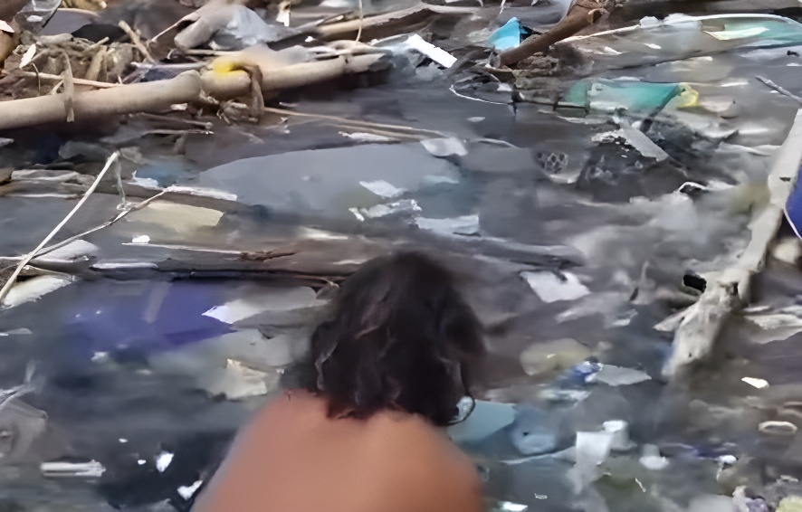 Nelayan menyelamatkan seekor penyu yang terjebak di tumpukan sampah. Dok. Istimewa