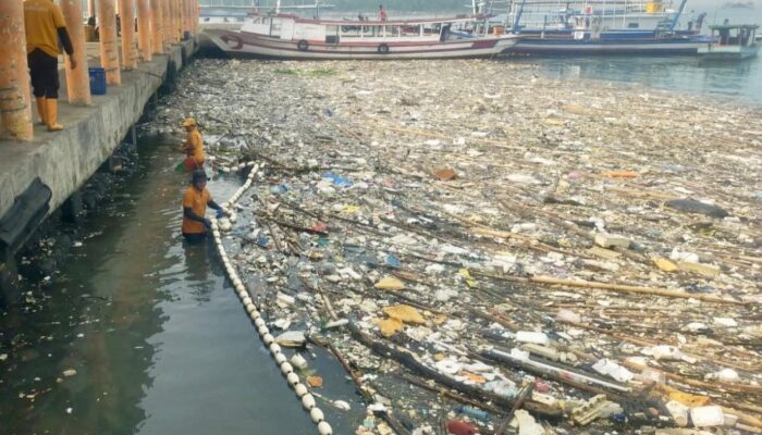 Kunjungan Gubernur Disambut Hampir 2 Ton Sampah Kiriman Cemari Pantai Pulau Lancang