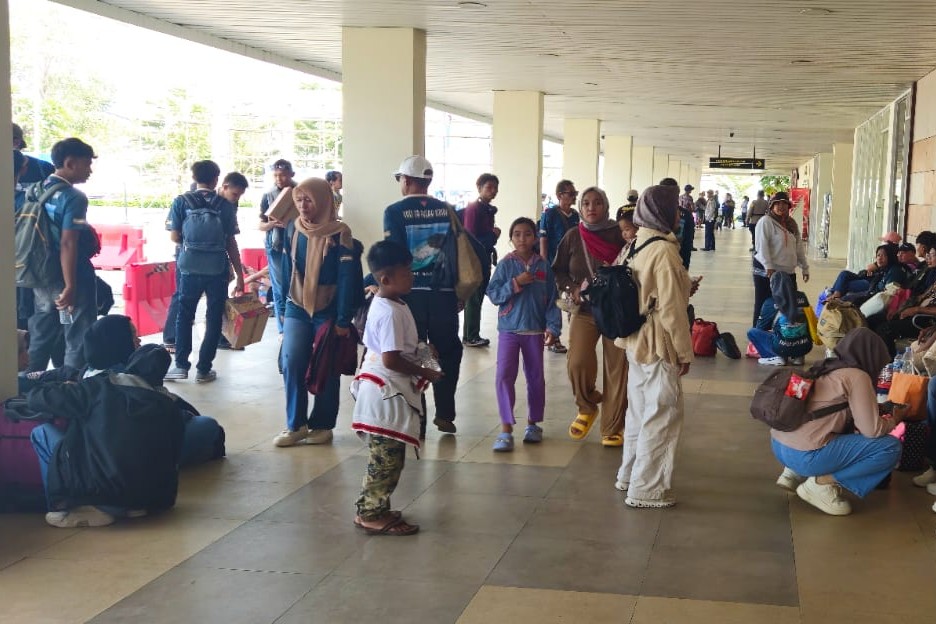 📷 Kali Adem, 29 Juli 2025 — Puluhan calon penumpang terlantar di area keberangkatan kapal tradisional. Sejak larangan operasional pada 28 Juli, akses menuju Kepulauan Seribu terganggu. Barang bawaan menumpuk, namun kapal belum kunjung berlayar.